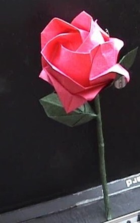 过去分享的许多折纸玫瑰花的教程只能够教你玫瑰花朵如何制作，不过这个折纸玫瑰花的教程将会教你完成玫瑰花和茎叶的共同制作，值得尝试。◆点击图片右边来源◆或者复制 www.zhidiy.com/zhimeigui/5529.html 可进入到…