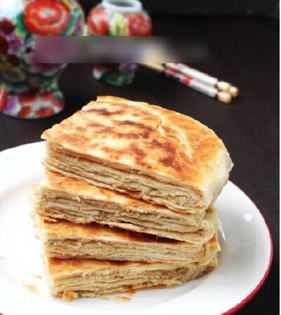 【千层油旋烙饼】1）面粉加水和成面团揉透揉匀，醒15分钟。2）取一小块面团，把面团擀成5毫米厚的薄片，刷上香油对折再折过去。3）擀开，再刷上香油，把面片对折，再折过去依次折叠三次，再擀开刷上香油，撒上椒盐。…