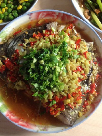 剁椒鱼头 材料 鱼头 一个 大蒜 一个 香菜 少许 盐 各一匙 味精 各一匙 青红辣椒各两个 2 姜 一个 泡椒 一袋 美味鲜 各一匙 <br />料酒 各一匙 <br />作法 <br />1.将鱼头劈开整理干净，将盐和料酒涂抹淹好…