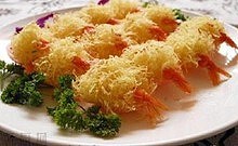  【土豆虾球】1、土豆切小块，上蒸锅蒸十分钟，再用勺子压成土豆泥。2、取一只虾仁，用土豆泥小心包裹起来，虾尾向上。3、锅里倒油，烧热，拿起土豆虾球，均匀沾上淀粉，下锅炸熟。4、吃的时候，搭配番茄酱即可【桑…