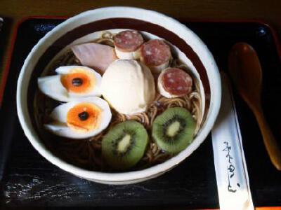 在京城电铁线上的“お花茶屋駅”站有一家名为“亚吕摩”的咖啡拉面馆。 没错，是咖啡拉面哦。 筋斗的面条下在咖啡味很浓的汤底里，呈现出完全新鲜的食感。另外表面盛满了大量新鲜蔬菜营养也很均衡。有ice和hot两款可…