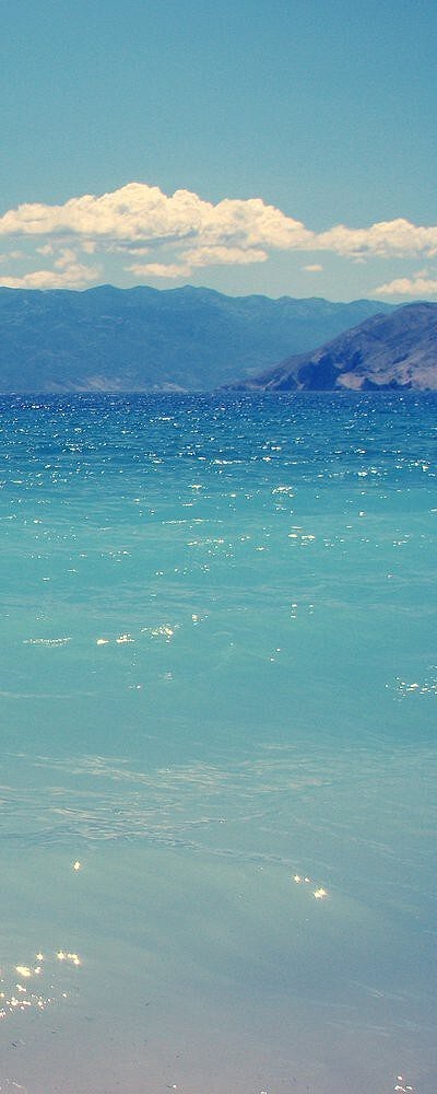 我想要长途旅行，与温柔的银色水浪一起走向你， 闪烁著耀眼蓝色的你