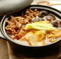 韩国鲜菌辣肥牛汤锅 1. . 烧一锅水，不用烧开，大概60度左右的时候，把韩国辣酱隔着网筛压到水中，网筛中剩下的残渣丢掉. 2. 另准备一口锅，油热后，先爆香蒜碎,倒入肥牛片,炒到全部变色，捞出备用 3. 加入第一步中…