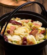干锅培根手撕包菜。每次出去吃饭必点。
