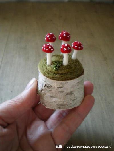 常年居住在森林中的艺术家Lisa Jordan使用毛毡和木头结合制作的饰品。是大自然带给她无尽的创作灵感。