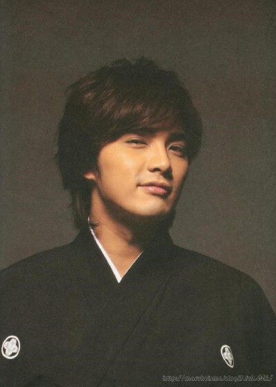 贺军翔 出生地： 台湾 出生日期： 1983年12月28号 星座：摩羯座 身高：180cm 体重：66kg 血型：B型 其实我不敢相信你比小天同学小~不过你真的对得起小美得称号~