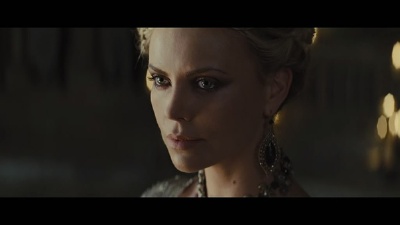 查理兹·塞隆 Charlize Theronshiy饰白雪公主与猎人拉文纳王后