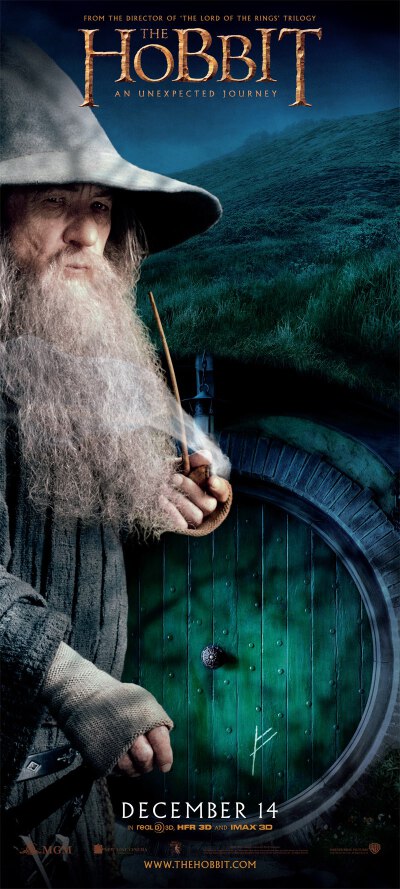 《霍比特人》官方海报——伊安·麦克莱恩：甘道夫（Gandalf the Grey），巫师，正是他招募Bilbo帮助他前去孤山寻找矮人失落的宝藏。伊安·麦克莱恩继续了他之前在《指环王》三部曲中扮演的角色。