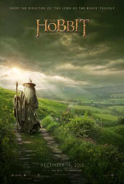 《霍比特人》官方海报——伊安·麦克莱恩：甘道夫（Gandalf the Grey），巫师，正是他招募Bilbo帮助他前去孤山寻找矮人失落的宝藏。伊安·麦克莱恩继续了他之前在《指环王》三部曲中扮演的角色。
