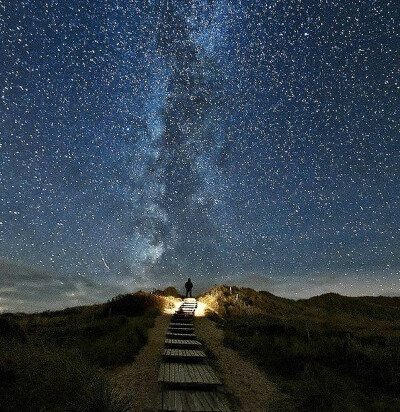 15、摄影师拍到通往银河系的星路：