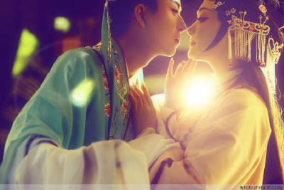 [戏中人]-欲对镜描红妆，因凝眸却湿画颜，可曾想，尘缘一叹成烟……