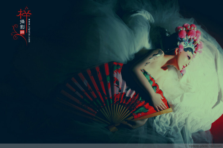[戏中人]-欲对镜描红妆，因凝眸却湿画颜，可曾想，尘缘一叹成烟……