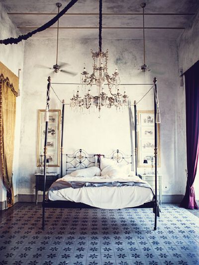 This 1903 building in Mérida, Mexico is now one of the Coqui Coqui boutique hotels ... love the faded glamour of the interiors, quite gorgeous...