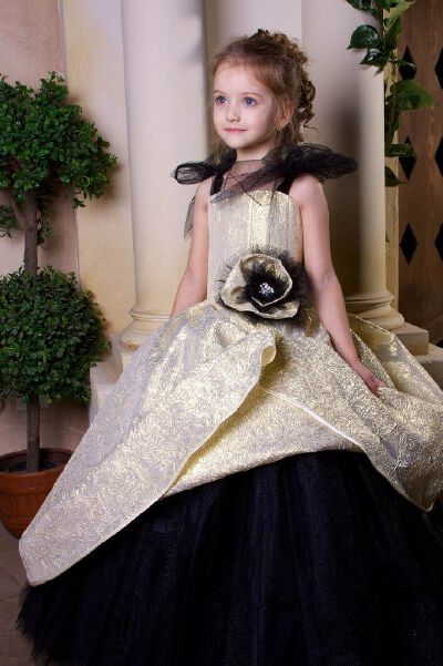 俄罗斯萝莉童模安吉丽娜（Angelina Kurkina）发出一组写真，照片中小萌娃造型百变，仿佛精灵落凡间。