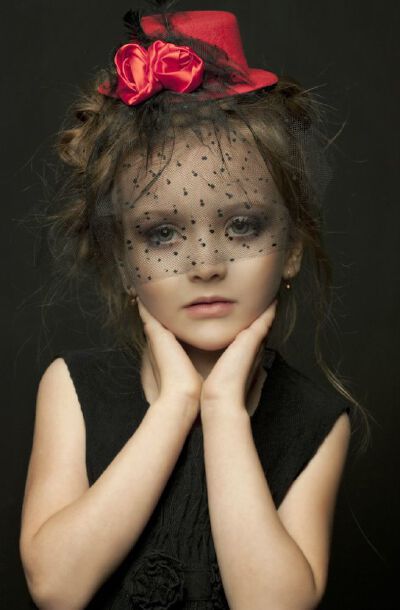 俄罗斯萝莉童模安吉丽娜（Angelina Kurkina）发出一组写真，照片中小萌娃造型百变，仿佛精灵落凡间。