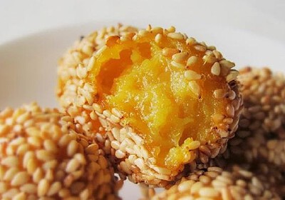 红薯小麻团 1.红薯蒸熟，去皮、捣红薯泥2.步骤1和适量糯米粉混合，揉成糯米面团3.糯米面团分均匀面剂，搓成小圆团4.红薯糯米圆团快速蘸水，然后在白芝麻中裹匀5.锅内油烧热，依次下麻团，炸至浮起即可捞出，吸去多余…