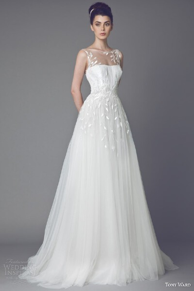 Tony Ward 2015 Bridal Collection。本季的婚纱系列，精致的花朵刺绣蔓延，素雅的颜色中呈现出意想不到的细腻与温柔！