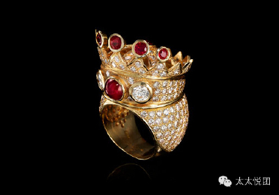 几乎每一件古董珠宝（Antique Jewelry）都能追溯到一段历史时期，可以通过它感受当时的繁盛与衰败，甚至可以知道它曾经在哪些人家辗转过。收藏一件古董珠宝就拥有了一段时光，一个故事以及很多人的能量与回忆。所以…
