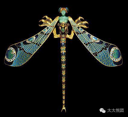几乎每一件古董珠宝（Antique Jewelry）都能追溯到一段历史时期，可以通过它感受当时的繁盛与衰败，甚至可以知道它曾经在哪些人家辗转过。收藏一件古董珠宝就拥有了一段时光，一个故事以及很多人的能量与回忆。所以与其说珠宝装饰了世人衣香鬓影的美梦，不如说它记录了时光的故事。而收藏古董珠宝是讲究缘分的。