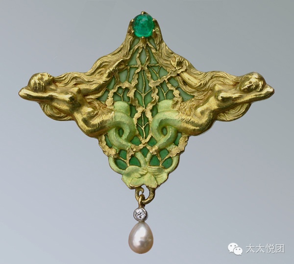 Victorian Jewelry维多利亚珠宝（本人最爱的古董珠宝时期） 维多利亚女王（Alexandrina Victoria），是英国至今为止在位时间最长的君主，也是第一個以“大不列颠和爱尔兰联合王国女王”和“印度女皇”称呼的英国君主。她在位的64年期间，是英国最强盛的所谓“日不落帝国”时期，她在位期期间直到她去世后，到第一次世界大战的1914年，英国都称为“维多利亚时代”。 维多利亚时期的早期(Early Victorian 1837-1860)也称为浪漫主义时期。新皇后年轻，朝气蓬勃，充滿生机和疯狂地爱上了她的配偶阿尔贝亲王。因此维多利亚女皇崇拜大量珠宝和经常穿戴著。舞会、晚宴等的社交