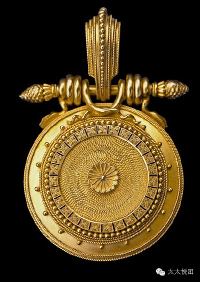 装饰艺术时期珠宝Art Deco Jewelry 装饰艺术时期珠宝(Art Deco)在第一次世界大战之后崭露头角，影响了自1920年代以后至30年代间的装饰性艺术主流，颠覆了新艺术时期的天马行空式的浪漫，以及荣冠般的细腻典雅。装饰…
