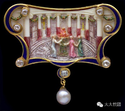 复古时期的特色有： 以有色宝石制出花瓣及弧形，黃金、宝石之动物图形，珠宝胸针、领、別针，大胆、流线的玫瑰金并镶有钻石及红宝石，机械化物体，如脚踏车链条、挂锁、装甲车附带引发的创意设计，格式化的大自然图…