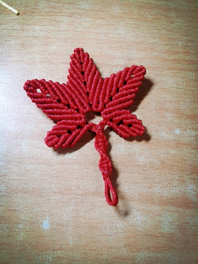 手编枫叶。