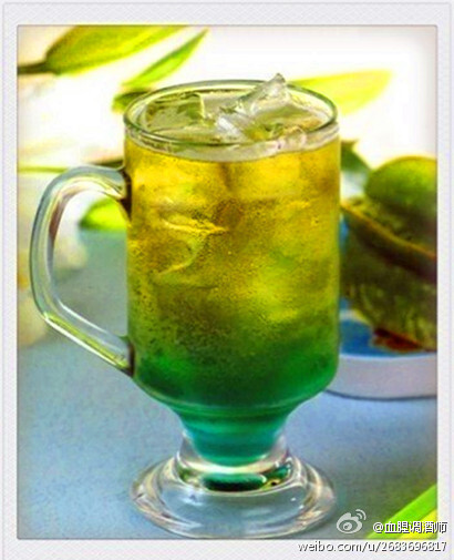 【蓝柑啤酒Blue Curacao Beer】深邃透明的蓝色给人以深刻印象，是一款清凉爽口的水果啤酒鸡尾酒~材料:蓝柑酒20毫升、青柠汁30毫升、啤酒适量、冰块适量 制作:1.将冰块、蓝柑酒倒入雪克壶中2.加入青柠汁3.充分摇匀后注入加冰的杯子中4.最后注满啤酒