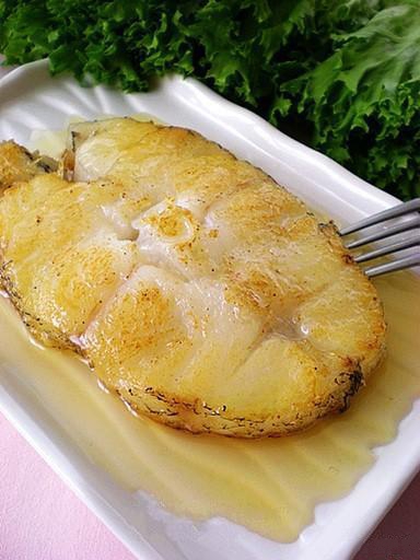 【香煎银鳕鱼】做法：1、将解冻后的鳕鱼清洗干净，用厨房纸充分吸干表面水份；用盐和胡椒粉将鳕鱼腌制半小时，然后两面扑上薄薄一层面粉；2、平底锅加热倒入适量油，将鳕鱼的两面煎黄煎熟，取出装盘；倒出锅内余油，…