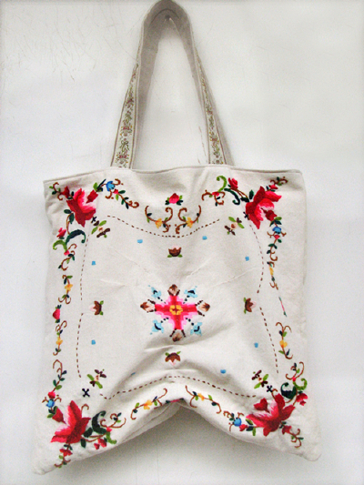 刺绣包包！客户订制的款式http://shou-gong.taobao.com/category-654592266.htm?spm=a1z10.5.w5002-454710408.4.I8DaM2&amp;amp;search=y&amp;amp;catName=%B6%C0%B4%B4%A1%A3%CA%D6%B9%A4