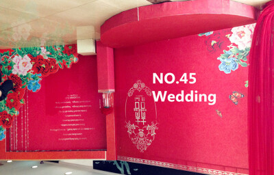#NO.45婚礼策划工作室出品#红色在传统婚礼中是非常常见的色彩，红色受到了很多新人的喜爱。中国人的确需要一场红色婚礼来表达自己对于婚姻和爱情的向往，更是婚姻和爱情甜蜜的表现。羽毛的搭配，红玫瑰的使用，让婚…