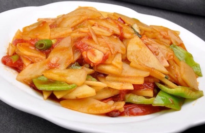 【西红柿炒土豆片】做法：1.将土豆切片后，用水冲洗掉上面的淀粉后泡在水里，西红柿切块儿 2.锅内少许油，油热后放入葱姜蒜末炒香放入西红柿块炒3、4分钟 3.将土豆片沥干水分后倒入锅内翻炒3、4分钟 4.放入鸡精、生…