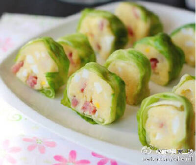 【土豆寿司泥】土豆削皮切块，加入奶油，放在微波炉里高火转8分钟；锅里加入没过鸡蛋的水，水开后8分钟即可取出放凉；用勺子将土豆碾成泥，加入蛋黄，一起碾，搅匀；加入切好丁的蛋白和腊肠，搅匀，中间加入的盐；用…