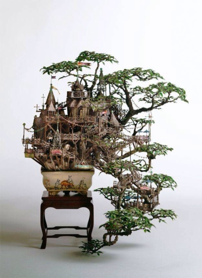 移动的城堡。 极具幻想色彩的盆景雕塑出自日本艺术家 Takanori Aiba 之手，这些作品的精细与复杂程度令人叹为观止。雕塑使用了如石头，粘土，腻子，铜以及树脂等作为材料元素，Aiba将这些材料通过自己超强的想象力做…