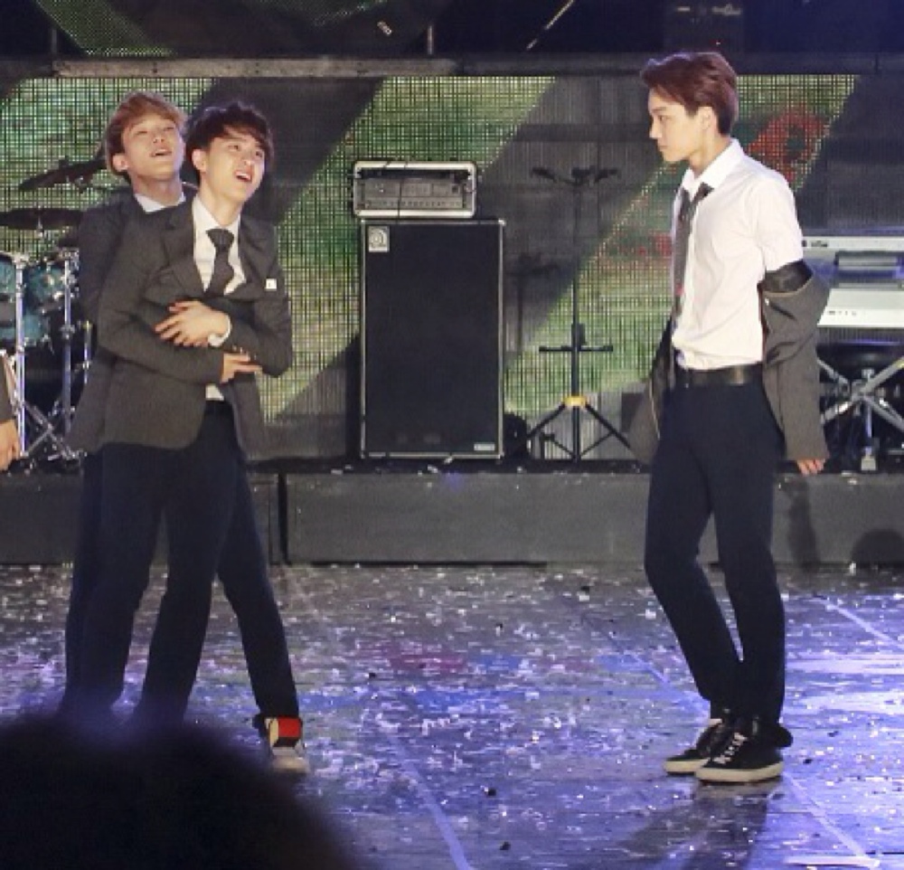 团长放开都暻秀...你的刀在我手里...
