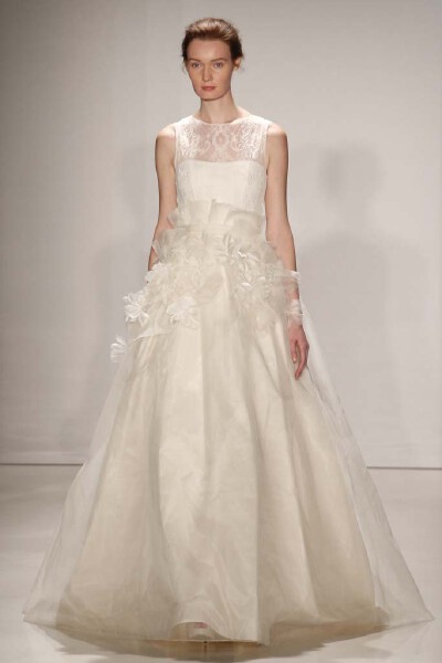 Amsale Bridal Fall 2015。秋冬婚纱发布。1985年，从为自己设计嫁衣开始的，25年对于婚纱的倾心投入使出生在埃塞俄比亚的Amsale Aberra1很善于将简约的线条变成瑰丽典雅的设计，法国蕾丝、丝花细节均用雅致的布料存…