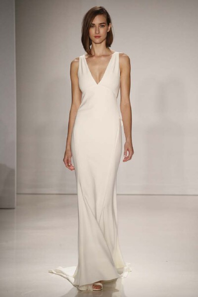 Amsale Bridal Fall 2015。秋冬婚纱发布。1985年，从为自己设计嫁衣开始的，25年对于婚纱的倾心投入使出生在埃塞俄比亚的Amsale Aberra1很善于将简约的线条变成瑰丽典雅的设计，法国蕾丝、丝花细节均用雅致的布料存…
