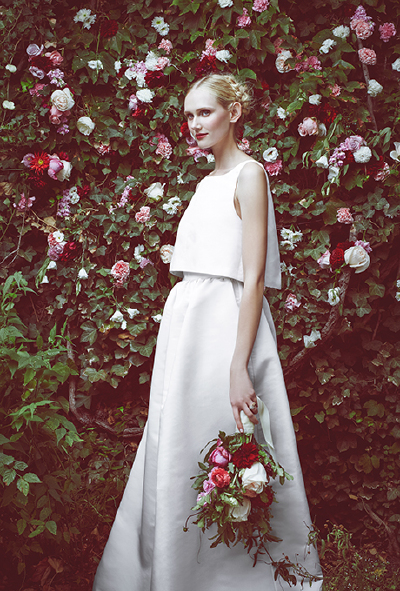 Honor for Stone Fox Bride Fall 2015.本季Honor for Stone Fox婚纱集中展示简约的波西米亚风。灯笼袖，露背罩衣，雪花形的贴花和花朵发卡，为Honor for Stone Fox的这一系列增添了复古的60年代风格。