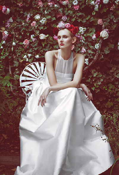 Honor for Stone Fox Bride Fall 2015.本季Honor for Stone Fox婚纱集中展示简约的波西米亚风。灯笼袖，露背罩衣，雪花形的贴花和花朵发卡，为Honor for Stone Fox的这一系列增添了复古的60年代风格。