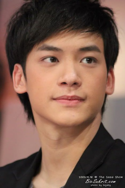 素格力·威塞哥 Sukrit Wisetkaew 星座: 处女座 出生日期: 1985-09-04 出生地: 泰国,清迈 职业: 演员 更多外文名: สุกฤษฎิ์ วิเศษแก้ว / บี้ / Bie / Bie Sukrit Wisetkaew 更多中文名: 毕 / 苏…