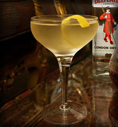 马提尼(Martini)；材料 辛辣琴酒----------4/5 辛辣苦艾酒--------1/5 橄榄--------------1粒 用具 调酒杯、隔冰器、搅拌长匙、鸡尾酒杯 做法： 1.将冰块和材料倒入调酒杯内,搅匀倒入杯中. 2.用橄榄做装饰.