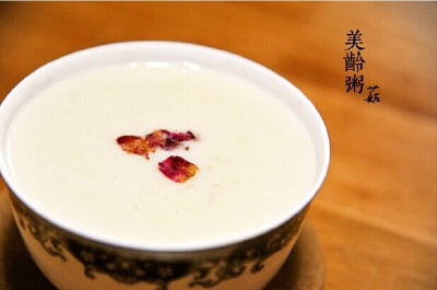 美龄粥：糯米和粳米混合后浸几小时，山药洗净蒸熟。水和豆浆混好加热到沸腾，加入浸泡好的米。山药蒸好去皮压成泥，然后在豆浆米煮开的时候倒入，转小火熬。经常搅拌，小心糊底和溢出来，小火熬40分钟就可以熬到米化…