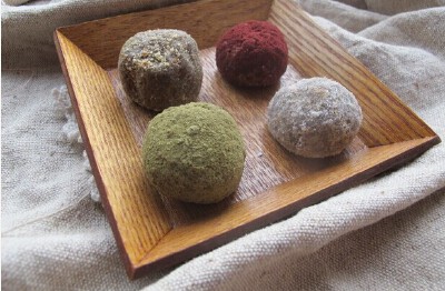 超健康伪松露の豆腐可可波：先把饼干放在保鲜袋里用擀面棍擀碎，越碎越好。放在杯子里接着把可可粉还有豆腐和棉花糖还有白糖放到搅拌杯里搅拌一分钟至两分钟，然后倒在不粘平底锅里加热至面糊越来越光滑大约两分钟至…