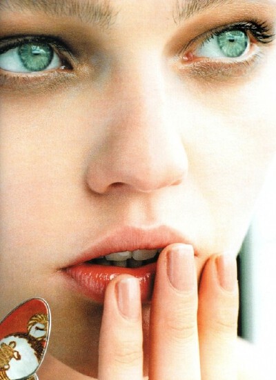 模特兼画家的Sasha Pivovarova有一种艺术家的气质