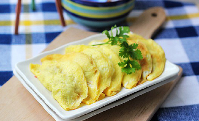  蛋饺丨食材：主料：豆腐(北)300克,青豆50克,油皮100克,香菇50克,竹笋50克、酱油15克,味精3克,白砂糖3克,花生油190克,姜1克,盐3克做法：1.取大碗一只，放入豆腐，面粉，精盐，味精1.5，白糖1克，搅拌成豆腐糊。水发…