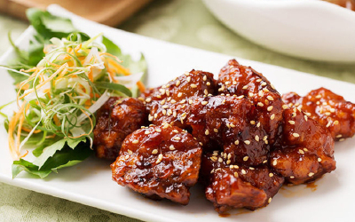 京都排骨丨食材：肋排500克．淀粉适量 酱油1大匙．料酒1大匙．番茄酱2大匙．精盐1小匙．白糖1小匙． 做法： 1.排骨洗净切小段，加入料酒、盐、糖拌均，腌至入味后，再拌入淀粉。 2.锅内放油，油温升至七成热时，放入…