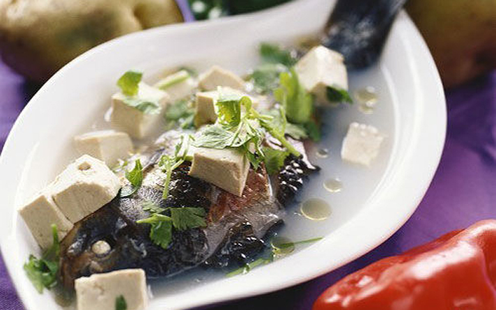 鲫鱼豆腐汤丨食材:鲫鱼一条，豆腐一块，盐料酒，清水。做法： 1、鲫鱼去内脏，去鳞去鳃，完全弄掉腔内的黑色的膜，洗净后抹干水。2、用一勺子盐均匀抹在鱼身上，倒入少许料酒腌一会备用，豆腐切块备用。 3、锅中倒油，把鲫鱼放入锅中煎至两面金黄（这步可用平底锅代替）。 4、锅中加入几大碗水没过鱼身，盖上锅盖大火煮半小时左右（这步是汤色发白的关键）。 5、切好的豆腐倒入锅中，水开后转小火再煮六分钟左右，最后加入一小勺盐出锅即可。