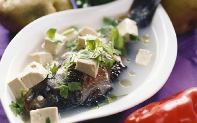 鲫鱼豆腐汤丨食材:鲫鱼一条，豆腐一块，盐料酒，清水。做法： 1、鲫鱼去内脏，去鳞去鳃，完全弄掉腔内的黑色的膜，洗净后抹干水。2、用一勺子盐均匀抹在鱼身上，倒入少许料酒腌一会备用，豆腐切块备用。 3、锅中倒油…