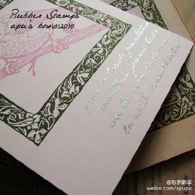 这个右下角用的是Stampendous的FREG破旧珐琅系列里的“破旧蓝”，就是白色珐琅里加入了银蓝色的闪粉。用在字上应该不如用在面积比较大的色块上效果好，对着光的时候其实肉眼看到的是一片闪光的银蓝色，相机拍不出来…