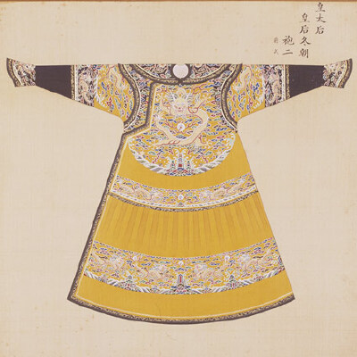 皇太后、皇后冬朝袍之二·前式。皇后朝服与皇帝朝服有明显区别：肩部袭朝褂处加缘，披领及袖皆石青色，不饰十二章，所饰龙纹亦分布不同。 【典 制】其制二：皇太后、皇后冬朝袍色用明黄色，披领及袖俱石青，片金加海…